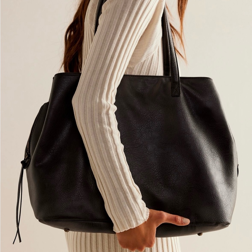 NWOT 🖤free people sid slouchy vegan tote🖤